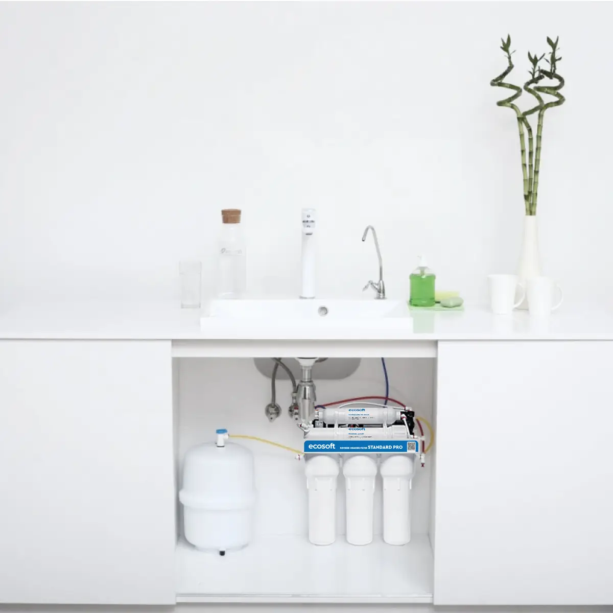 Standard PRO avec pompe et minéralisation MO550MPECOSTD — Exemple d’installation sous évier